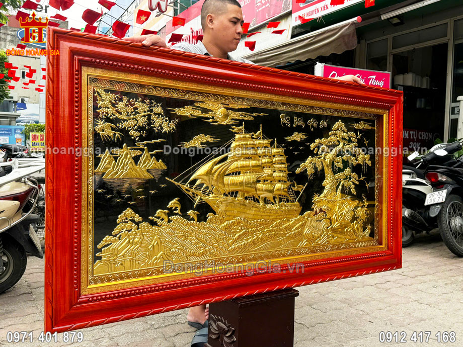 Tranh thuận buồm xuôi gió mạ vàng phù hợp với không gian phòng khách sang trọng